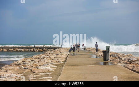 Die Menschen sehen hohe Wellen. Code Orange ist für Gezeiten und Wind gegeben. Fuengirola, Malaga, Andalusien. Spanien Stockfoto