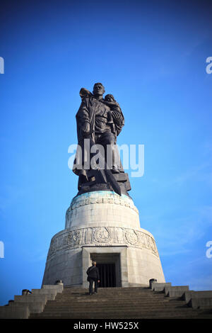 Das Sowjetische Ehrenmal oder Sowjetisches Ehrenmal ist ein Gedenkstein und Soldatenfriedhof im Treptower Park, Berlin. Das Ehrenmal wurde bui Stockfoto