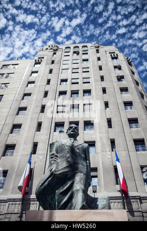 Salvador Allende-Skulptur vor dem Palacio De La Moneda in Santiago de Chile, Südamerika. Stockfoto