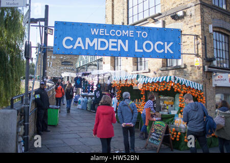 Willkommensschild in Camden Lock, liegt auf der Regent Canal in Camden Town, London. Stockfoto