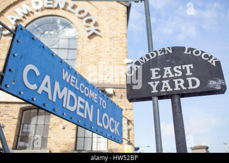 Willkommensschild in Camden Lock, liegt auf der Regent Canal in Camden Town, London. Stockfoto