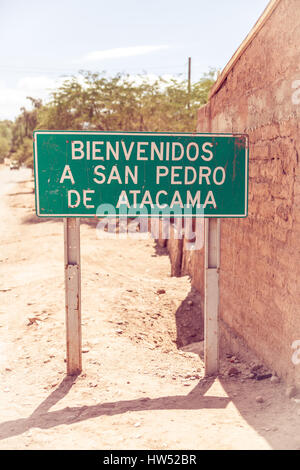 Ein Schild mit der Aufschrift "Bienvenidos ein San Petro de Atacama" was bedeutet "Willkommen zu San Petro de Atacama". Stockfoto