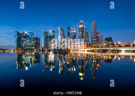 Geschäft Bezirk Skyline von Singapur bei Nacht im Marina Bay, Singapur. Stockfoto