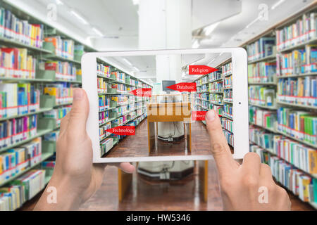 Augmented-Reality-Bildungskonzept. Hand, die digital-Tablette Smartphone-Anwendung AR Bibliothekskategorie im Bücherregal bei Universität l überprüfen Stockfoto