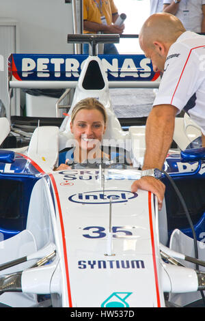 ROM, ITALIEN - 23. JUNI 2007. Formel 1 Sauber Bmw mit jungen Mädchen sitzt im Inneren in Bmw Rom festival Stockfoto