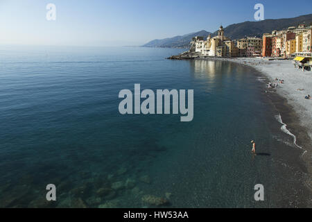 Uferpromenade in Camogli, Italien, ein kleines Fischerdorf und beliebter Urlaubsort an der italienischen Riviera entlang des Strandes in Richtung der Kirche suchen Stockfoto