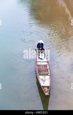 Vietnamesin in konische Hut schwimmt auf Parfüm-Fluss, Hue, Vietnam. Stockfoto