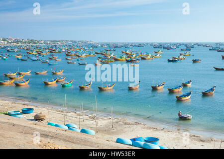 Viele Fischerboote in der Nähe von Fischerdorf in ländlichen Gegend von Mui Ne, Südvietnam. Stockfoto