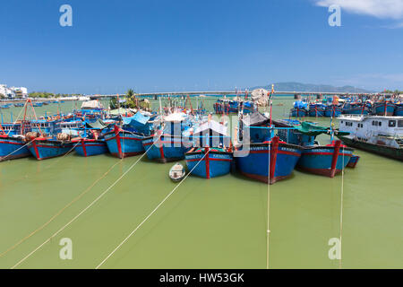 keine Trang, Vietnam - 14. April 2014: vietnamesische Angeln Boote im Hafen in der Nähe von Nha Trang Stadt am 14. April 2014, Vietnam. Stockfoto