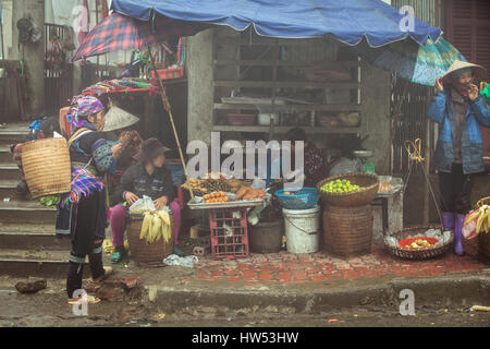 Sapa, Vietnam - 6. Mai 2014: Hmong Frauen in traditioneller Kleidung sind auf dem lokalen Markt in Nord-Vietnam Sapa Dorf Lao Cai, Kauf von waren. Stockfoto