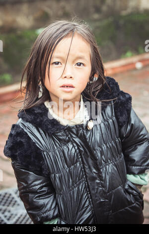 Sapa, Vietnam - 6. Mai 2014: Porträt des vietnamesischen Mädchen bei dem Wetter auf der Straße von Sapa Village, Nordvietnam auf 6. Mai 2014. Stockfoto