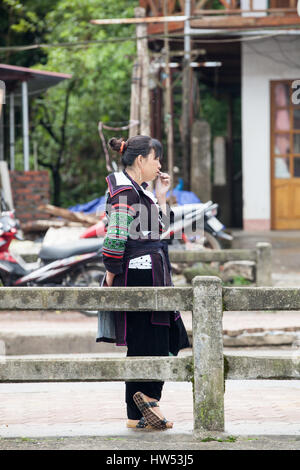 Sapa, Lao Cai, Vietnam - 6. Mai 2014: Tribal Hmong Frau in nationale Kleidung auf der Straße von Sapa, Nord-Vietnam. Stockfoto