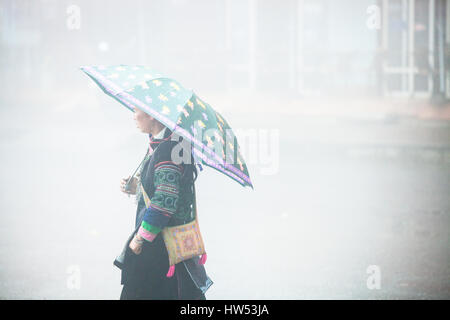 Sapa, Lao Cai, Vietnam - 6. Mai 2014: Tribal Hmong Frau in nationale Kleidung auf der Straße von Sapa, Nord-Vietnam. Stockfoto