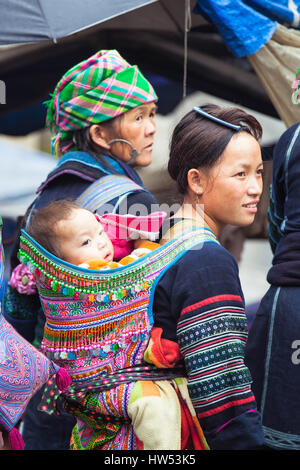 Sapa, Lao Cai, Vietnam - 6. Mai 2014: Porträt der Hmong-Indianerin mit Baby im nationalen Kleidung auf dem lokalen Markt, Sapa, Nord-Vietnam. Stockfoto