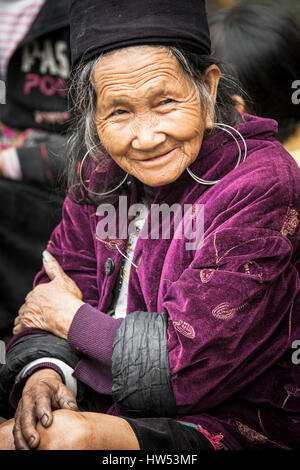 Sapa, Lao Cai, Vietnam - 5. Mai 2014: das Porträt des senior Hmong-Indianerin in nationale Kleidung, sitzen auf der Straße am 5. Mai 2014 in Sapa, Norden Stockfoto