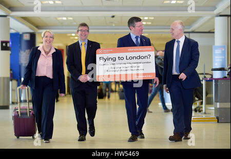 (Von links nach rechts) Julie Ryan, Senior Sales and Partnership Manger Govia Thameslink Railway, Fraser Brown , Director Heathrow Express, Gordon Dewar, Chief Executive des Flughafens Edinburgh, und Andy Camp, Commercial Director Stansted Express, starten einen neuen Londoner Bahnverkaufsdienst am Flughafen Edinburgh. Stockfoto