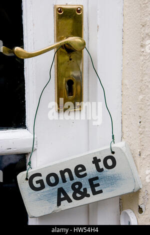 Holzschild an Tür sagen "Gone to A&E" Stockfoto