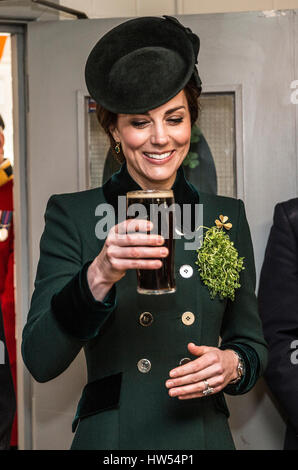 Die Herzogin von Cambridge nimmt einen Schluck Guinness, als sie mit Soldaten des 1. Bataillons Irish Guards in ihrer Kantine nach ihrer St. Patricks Day Parade am Reiterkaserne, Hounslow begegnet. Stockfoto