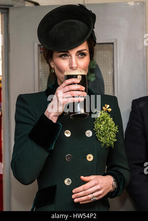 Die Herzogin von Cambridge nimmt einen Schluck Guinness, als sie mit Soldaten des 1. Bataillons Irish Guards in ihrer Kantine nach ihrer St. Patricks Day Parade am Reiterkaserne, Hounslow begegnet. Stockfoto