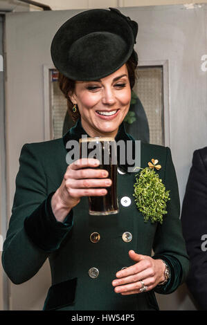 Die Herzogin von Cambridge nimmt einen Schluck Guinness, als sie mit Soldaten des 1. Bataillons Irish Guards in ihrer Kantine nach ihrer St. Patricks Day Parade am Reiterkaserne, Hounslow begegnet. Stockfoto