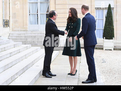 Der Herzog und die Herzogin von Cambridge französische Präsident Francois Hollande im Elysee-Palast bei einem offiziellen Besuch nach Paris begrüßt. Stockfoto