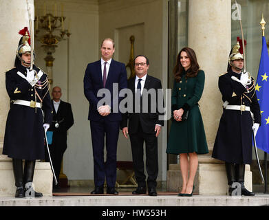 Der französische Präsident Francois Hollande, grüßt er sie im Elysée-Palast im Rahmen einer offiziellen besuchen steht zwischen der Herzog und die Herzogin von Cambridge, Paris, Frankreich. Stockfoto