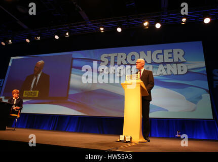 Stellvertretende erste Minister John Swinney spricht während der SNP-Frühjahrskonferenz, beobachtet von ersten Minister und SNP Führer Nicola Sturgeon, am AECC in Aberdeen. Stockfoto