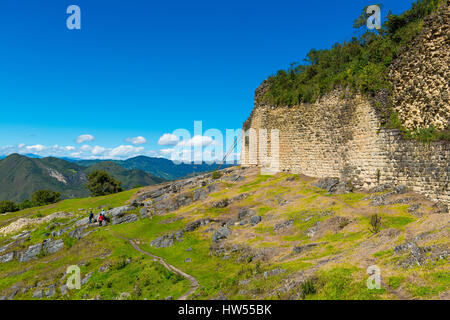 Wanderer vor den äußeren Mauern der Festung Kuelap, Chachapoyas Kultur, Provinz Amazonas, Peru, Südamerika Stockfoto