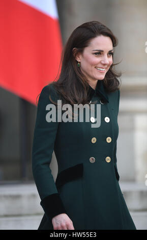 Die Herzogin von Cambridge fährt nach einem Treffen mit Präsident Francois Hollande im Elysee-Palast während eines offiziellen Besuchs in Paris, Frankreich. Stockfoto