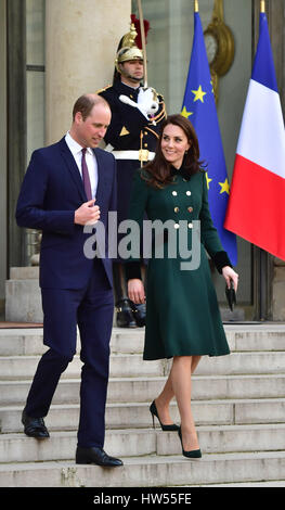 Der Herzog und die Herzogin von Cambridge fahren nach einem Treffen mit Präsident Francois Hollande im Elysee-Palast während eines offiziellen Besuchs in Paris, Frankreich. Stockfoto