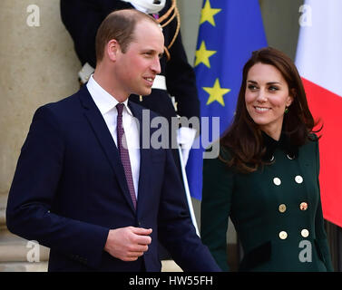 Der Herzog und die Herzogin von Cambridge fahren nach einem Treffen mit Präsident Francois Hollande im Elysee-Palast während eines offiziellen Besuchs in Paris, Frankreich. Stockfoto