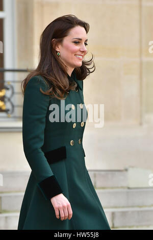 Die Herzogin von Cambridge fährt nach einem Treffen mit Staatspräsident Francois Hollande im Elysée-Palast, zusammen mit ihrem Ehemann Herzog von Cambridge, bei einem offiziellen Besuch nach Paris, Frankreich. Stockfoto