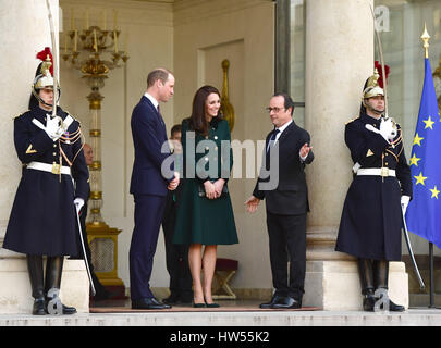 Der Herzog und die Herzogin von Cambridge fahren nach einem Treffen mit Staatspräsident Francois Hollande (rechts) im Elysee-Palast während eines offiziellen Besuchs in Paris, Frankreich. Stockfoto