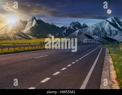 Tag und Nigght Travel Konzept Zielbild zu ändern. Zusammengesetzte Landschaft der hohen Tatra Bergrücken. Geraden Asphalt Autobahn durch grüne Hügel Stockfoto