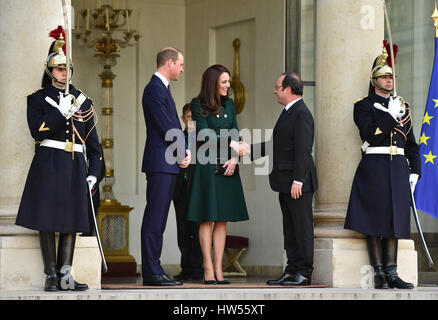 Der Herzog und die Herzogin von Cambridge fahren nach einem Treffen mit Staatspräsident Francois Hollande (rechts) im Elysee-Palast während eines offiziellen Besuchs in Paris, Frankreich. Stockfoto