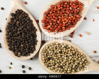 Ganz rot, weiß und Schwarz Pfeffer Hühneraugen vor einem weißen Hintergrund Stockfoto