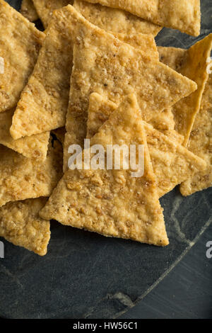 Gesunden Gluten Free Rice-Chips in einem Stapel Stockfoto