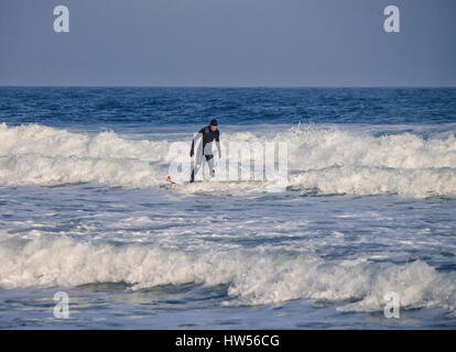 Eine Surfer reitet die Wellen im Wasser einen Neoprenanzug tragen. Wave Splash. wasserdichten Anzug Stockfoto