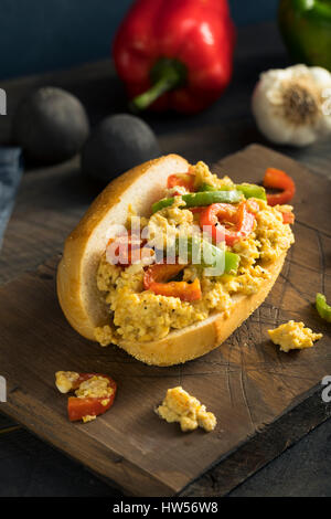 Hausgemachte Pfeffer und Ei-Sandwich auf einer Rolle für die Fastenzeit Stockfoto