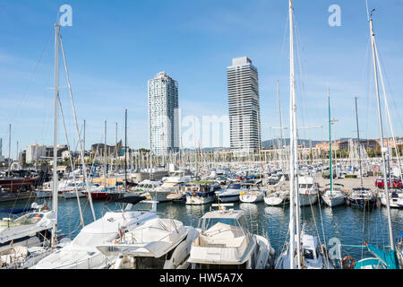 Der Port Olímpic ist ein Yachthafen befindet sich in Barcelona, Katalonien. Östlich des Hafens von Barcelona, beherbergte es die Segel-Events für den Sommer 1992 Stockfoto