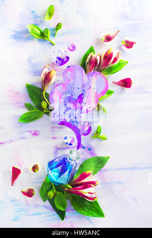 Parfüm Glasflasche mit violetten Flüssigkeit, Blumen und Blätter auf einem hellen Hintergrund Stockfoto