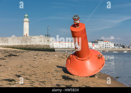 Boje am Eingang zum Hafen von Saint-Gilles Croix de Vie mit der Tour Josephine auf dem Hintergrund (Vendee, Frankreich) Stockfoto