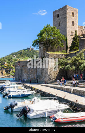 Das Château Royal mit Blick auf den kleinen Hafen von Collioure, Côte Vermeille, Frankreich Stockfoto