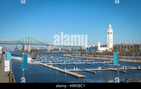 Clock Tower und Jacques Cartier Brücke am alten Hafen - Montreal, Quebec, Kanada Stockfoto