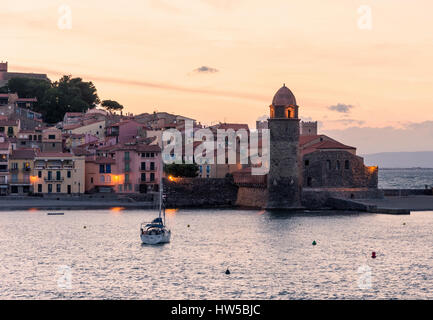 Collioure Sonnenuntergang über den Glockenturm und die Kirche von Notre Dame des Anges, Collioure, Côte Vermeille, Frankreich Stockfoto