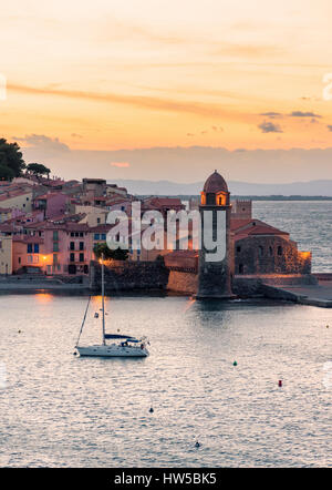 Sonnenuntergang über den Glockenturm und die Kirche von Notre Dame des Anges, Collioure, Côte Vermeille, Frankreich Stockfoto