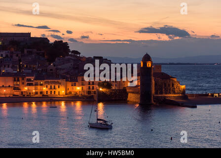 Nachtansicht der Stadtturm Waterfront und Glocke der Kirche Notre Dame des Anges, Collioure, Côte Vermeille, Frankreich Stockfoto