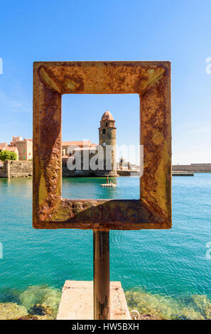 Umrahmt von Glockenturm der Kirche von Notre Dame des Anges, Collioure, Côte Vermeille, Frankreich Stockfoto