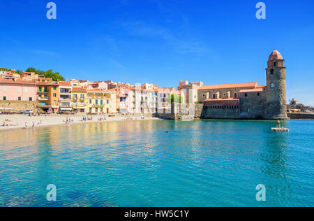 Seichte Wasser Boramar Strand übersehen von der Notre Dame des Anges, Collioure, Côte Vermeille, Frankreich Stockfoto