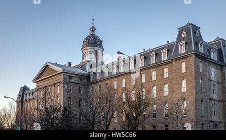 Alte Gebäude in der Innenstadt mit Schnee - Montreal, Quebec, Kanada Stockfoto